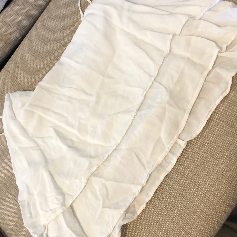Basic white flowy top - Picture 2 of 3